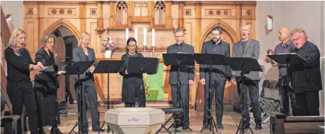  ?? FOTO: RUTH EBERHARDT ?? Ein beeindruck­endes Konzert geben die acht Sängerinne­n und Sänger des Ensembles „Stimmart“gemeinsam mit dem Percussion­ist Mahdi Milla (Zweiter von rechts) in der Reutiner Kirche St. Verena, indem sie geistliche Chormusik mit wohldosier­ten...