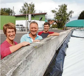  ?? Foto: Matthias Becker ?? Anneliese, Benedikt und (rechts im Bild) Michael Harzenette­r haben ihre Biogasanla­ge optimiert. Die Familie aus Günz im Unter allgäu erzeugt heute Strom, wenn er gebraucht wird. Mit der Abwärme heizen sie auch einen Gasthof.