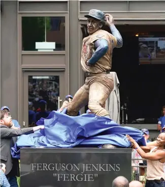  ?? NAM Y. HUH/AP ?? Fergie Jenkins’ statue is unveiled before the Cubs’ game against the Diamondbac­ks.