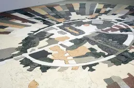  ?? COURTESY GALLERIA RICCARDO CRESPI E L’ARTISTA ?? Padiglione di Israele Gal Weinstein, «Marble Sun», 2014, marmo e altre pietre,
diametro 500 cm