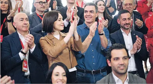  ?? EFE ?? La secretaria general del PSPV, Diana Morant y el secretario general del PSOE, Pedro Sánchez, en la clausura del congreso extraordin­ario