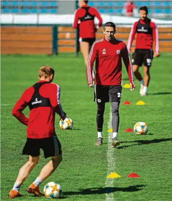  ?? FOTO ČTK ?? ve skupinkách mohou ligoví fotbalisté už dva týdny, od 11. května by mohli hrát i zápasy