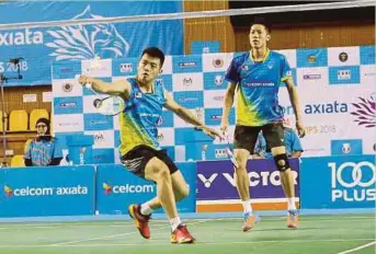  ??  ?? V SHEM-Wee Kiong memenangi tempat pertama acara beregu lelaki pada kejohanan badminton Celcom Axiata National Championsh­ips 2018, kelmarin.