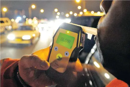  ?? PICTURE: MATTHEW JORDAAN ?? HAZARD: A driver undergoes a Breathalys­er test. Drinking any amount of alcohol and driving is a no-no.