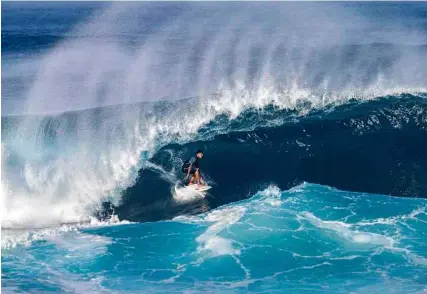  ?? Brian Bielmann/AFP ?? GABRIEL MEDINA SE PREPARA PARA ETAPA FINAL NO HAVAÍ Surfista brasileiro pega uma onda em Pipeline, onde é o favorito para conquistar o título mundial