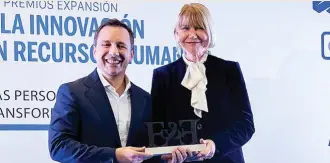  ?? ?? Manuel Jiménez-Sillero, ‘head of talent & diversity for Spain’ de Santander España, recibió el primer premio de esta edición, entregado por Stefania Bedogni, directora general y consejera de Unidad Editorial.