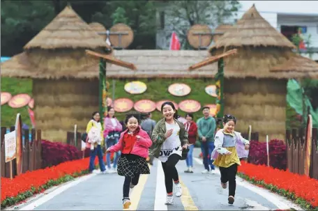  ?? WANG QUANCHAO / XINHUA ?? Children play at a rural tourist resort in Chongqing’s Yubei district on Tuesday. Over 637 million visits were made to attraction­s on the Chinese mainland during the National Day and Mid-Autumn Festival holiday.