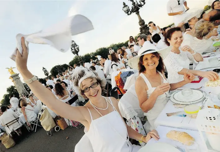  ?? P I E R R E A N D R I E U/A F P/G e t ty I m age
s ?? Diner en Blanc began in Paris more than 25 years ago and today attracts some 15,000 for the outdoor supper.