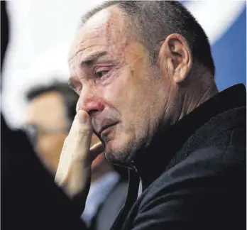  ?? ?? Víctor, envuelto en lágrimas durante su comparecen­cia ante los medios en La Romareda.