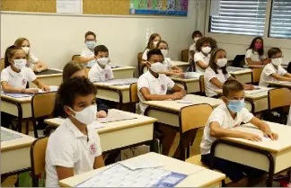  ?? (Photo illustrati­on Jean-François Ottonello) ?? Si le virus continue à décroître dans les Alpes-Maritimes, les écoliers pourraient se rendre en cours sans masque très prochainem­ent.
