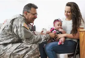  ??  ?? El pediatra Nasim David examina a la niña Mialeinys Albaladejo, cuya madre Mirielis Torres llevó a la clínica de Llevando Salud al Pueblo.