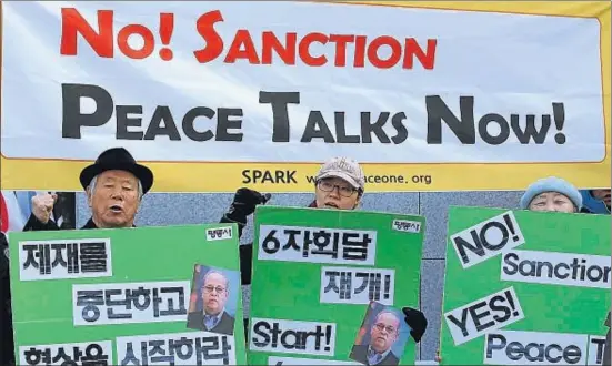  ?? LEE JIN-MAN / AP ?? Pacifistes sud-coreans manifestan­t-se ahir a Seül contra les sancions a Pyongyang