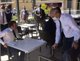  ??  ?? C’était le  août dernier sur la terrasse du Café Liberté : Emmanuel Macron et Hubert Falco s’attablaien­t ici.