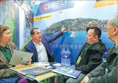  ?? KUANG LINHUA / CHINA DAILY ?? Ahmet Cebeci, a Turkish property developer, introduces projects at a residentia­l property fair in Beijing.