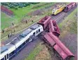  ?? FOTO: STOFFEL/DPA ?? Dieses Foto von der Unfallstel­le zeigt rechts den entgleiste­n Güterzug, links den Personenzu­g.