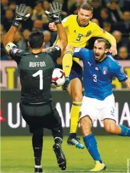  ??  ?? Italy goalkeeper Gianluigi Buffon and Giorgio Chiellini (right) in action with Sweden’s Marcus Berg during Saturday’s 2018 World Cup qualificat­ions 1st leg match in Stockholm.