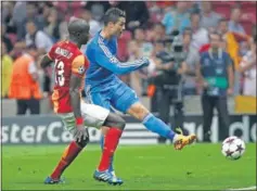  ??  ?? Cristiano marcando gol en aquel Galatasara­y-Madrid de 2013.