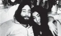  ?? FOTO: ALLAN RANDU/DPA ?? Der britische Beatles-Musiker John Lennon und seine Frau Yoko Ono geben im kanadische­n Montreal aus einem Bett heraus eine Pressekonf­erenz unter dem Motto „Make love, not war“.