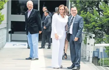  ??  ?? Los líderes nacionales del PRI, Claudia Ruiz Massieu, y del PRD, Manuel Granados, a su llegada al tribunal electoral para la entrega de la constancia de mayoría a Andrés Manuel López Obrador como presidente electo.