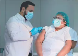  ?? FOTO: EL HERALDO ?? Mientras Honduras espera las dosis donadas de Covax y busca comprar vacunas, otros países de Centroamér­ica ya están inmunizand­o.