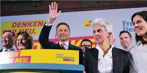  ?? FOTO: DPA ?? Die FDP ist wieder da: Volker Wissing, Nicola Beer, Parteichef Christian Lindner, seine Stellvertr­eterinnen Marie-Agnes Strack-Zimmermann und Katja Suding.