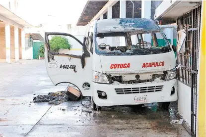  ?? ESPECIAL ?? Unidad del servicio público atacada por gatilleros en el puerto turístico de Guerrero.