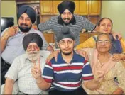  ?? PARDEEP PANDIT/HT ?? District topper Prabhpreet Singh Sodhi with his family in Jalandhar on Sunday.