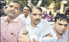  ?? SONU MEHTA/HT ?? CBI officer Devender Kumar (C), who was arrested on Monday, being produced in Patiala House court on Tuesday.