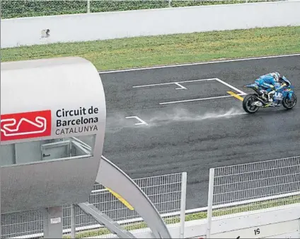  ?? FOTO: PEP MORATA ?? Alex Rins, por la recta de meta del Circuit de Barcelona-Catalunya. La lluvia trastocó los planes y se quedarán un día más