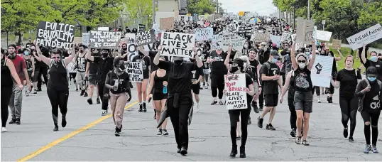  ?? RAY SPITERI PHOTOS
TORSTAR ?? Thousands of people take part in a #Justice4bl­acklives demonstrat­ion in Niagara Falls. It started at the entrance to Highway 420 and stretched back for blocks.