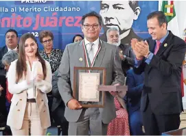  ?? ?? el ALCALDE
Marco Bonilla entregó la medalla y un diploma al profesor Carlos Guadalupe Ronquillo