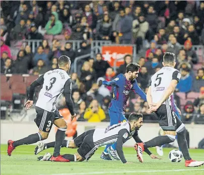  ?? FOTO: PEP MORATA ?? Messi, sorteando rivales en el Barça-Valencia de la ida de semifinale­s de la Copa. Este jueves, vuelta en Mestalla