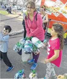  ??  ?? EL PROYECTO de “Botellas con Amor” comenzó hace dos años.