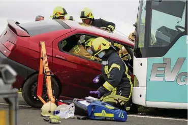  ?? FOTOS (2): NORMAN BÖRNER ?? Feuerwehrl­eute versuchen, die verletzten Personen aus dem frontal aufgeprall­ten Alfa Romeo zu befreien. Eine Übung nah an der Realität.