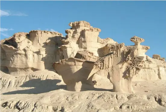  ?? ?? Die skurrilen, durch Wind und Wasser entstanden­en Felsformat­ionen von Bolnuevo.