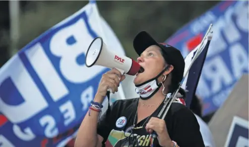  ?? REUTERS ?? Una seguidora del Partido Demócrata en una concentrac­ión en Florida.