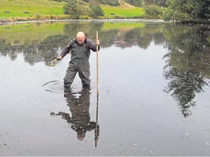  ?? Picture: Paul Reid. ?? Friends project manager George Parks with the metal detector in action.