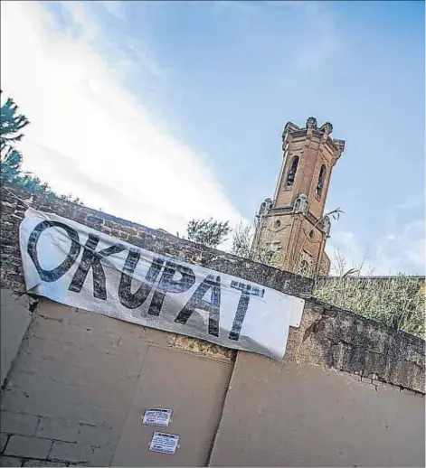  ??  ?? En Sant Andreu los okupas prefieren no llamar la atención y no dar explicacio­nes