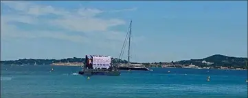  ?? (Photo P. O.) ?? Le bateau publicitai­re BoatCom a selon leurs dirigeants une mission écologique. Le catamaran est en effet équipé d’un filet qui ramasse les déchets flottants.