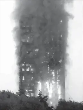  ??  ?? Al cierre de la edición, bomberos combatían un fuerte incendio en una torre de departamen­tos en Londres. Un costado del edificio parecía estar en llamas. Cuarenta camiones para apagar el fuego y 200 tragahumo llegaron a la Grenfell Tower, ubicada en el...