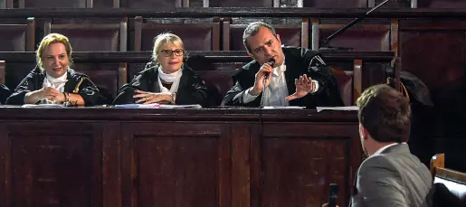  ??  ?? L’accusa
Luigi de Magistris in toga mentre interroga Peppino Priore È una messinscen­a alla Sala dei Baroni da «Sabato, domenica e lunedì»