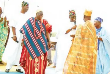  ??  ?? Oloffa of Offa and Chief Essa preparing to wrestle during the Ijakadi festival.