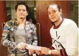  ??  ?? NAGTAGPO sina actor Robin Padilla at basketball star Terrence Romeo matapos magkasundo para tulungan ang mga mga programa hingil sa ‘Pagbangon ng Marawi’.