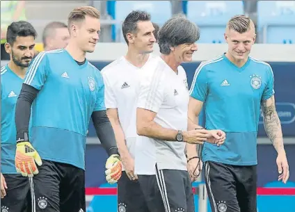  ?? FOTO: GYI ?? Joachim Löw bromea con Ter Stegen y Kroos Ambiente distendido en el entrenamie­nto de ayer de Alemania antes de jugársela hoy