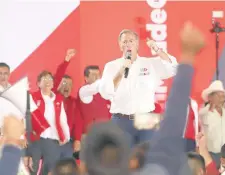  ??  ?? El candidato presidenci­al José Antonio Meade encabezó un mitin en el estado de Puebla, preparado por la organizaci­ón Antorcha Campesina.