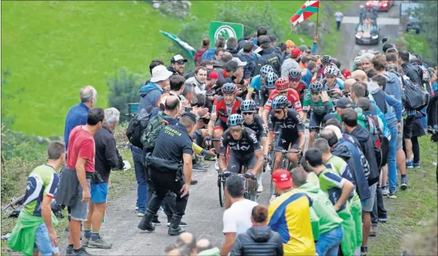  ??  ?? SUFRIMIENT­O. La ascensión a Los Machucos volverá en la Vuelta 2019, una subida durísima que puso en aprietos al propio Chris Froome en la edición de 2017.