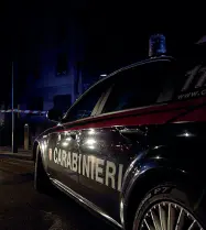  ??  ?? Le indagini
I carabinier­i non hanno trovato segni di violenza o di una possibile rapina. I medici ipotizzano un malore