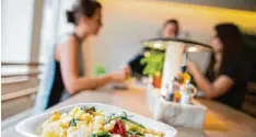  ?? Foto: Rolf Vennenbern­d, dpa ?? Vapiano verkauft italienisc­he Nudelgeric­hte, Pizzen und Salat. Wer dorthin geht, sieht, wie sein Essen zubereitet wird.