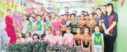  ??  ?? MERIAH: Ding bersama murid, guru dan ibu bapa pada Program RIMUP dan Ramah-Tamah Aidilfitri di SK Sungai Petai, semalam.