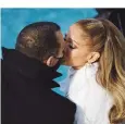  ?? AP ?? CON AROD. JLO. besa a su pareja, Alex Rodríguez.